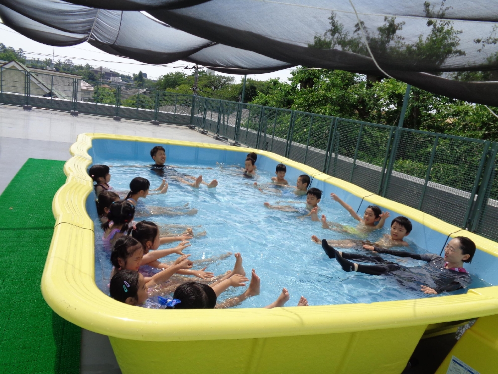 気持ちいいね！　水遊び、プール遊び